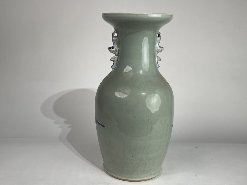 清晚期 豆青釉青花人物纹瓶 - 图3