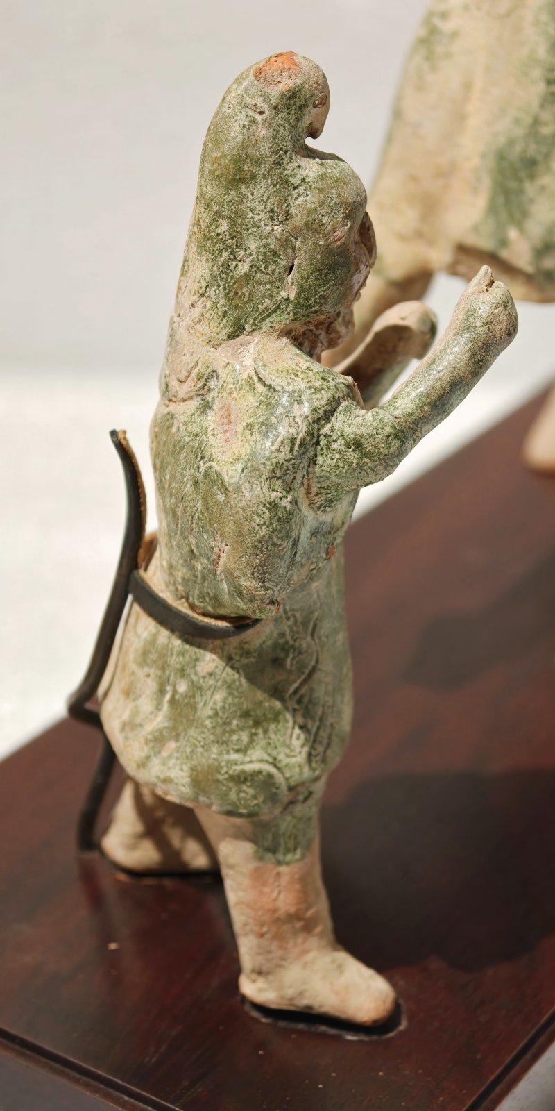 东汉 褐绿釉陶马及牵马俑 - 图7