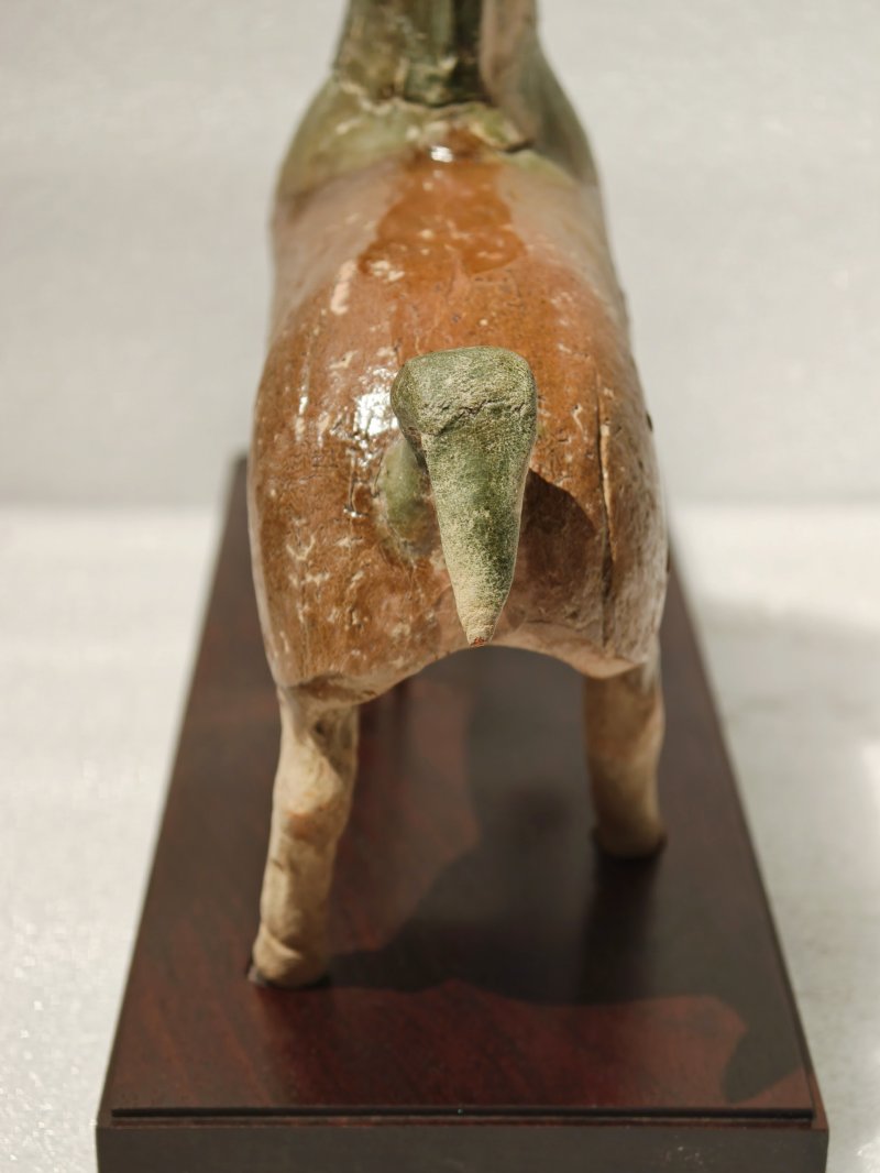 东汉 褐绿釉陶马及牵马俑 - 图11