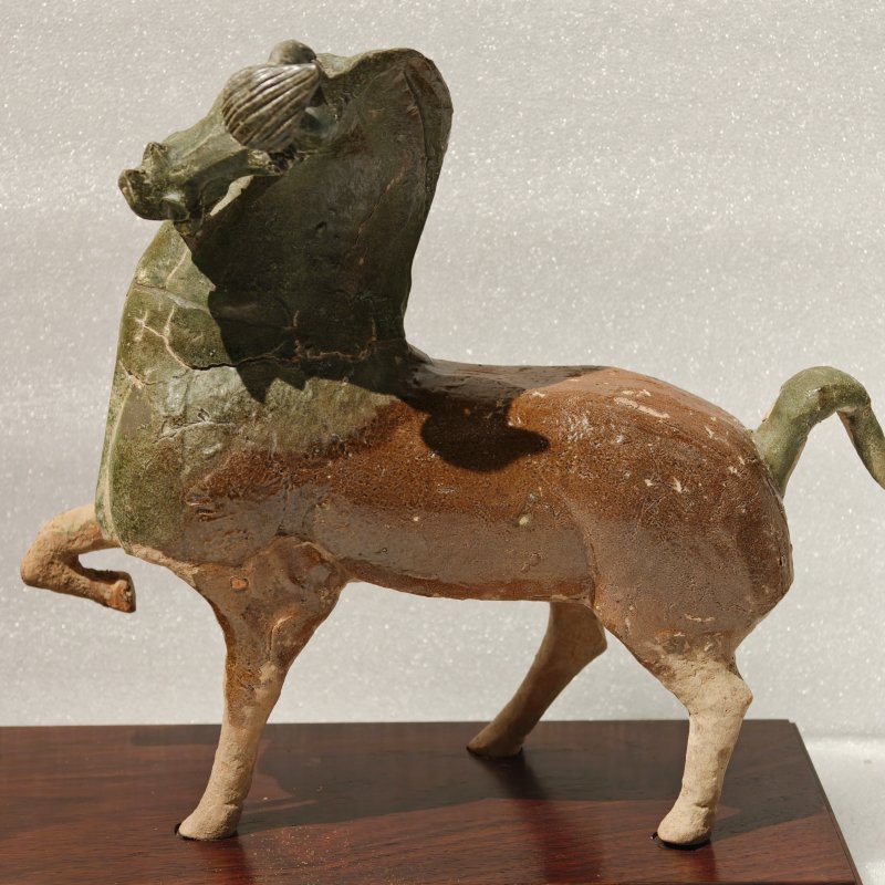 东汉 褐绿釉陶马及牵马俑 - 图10