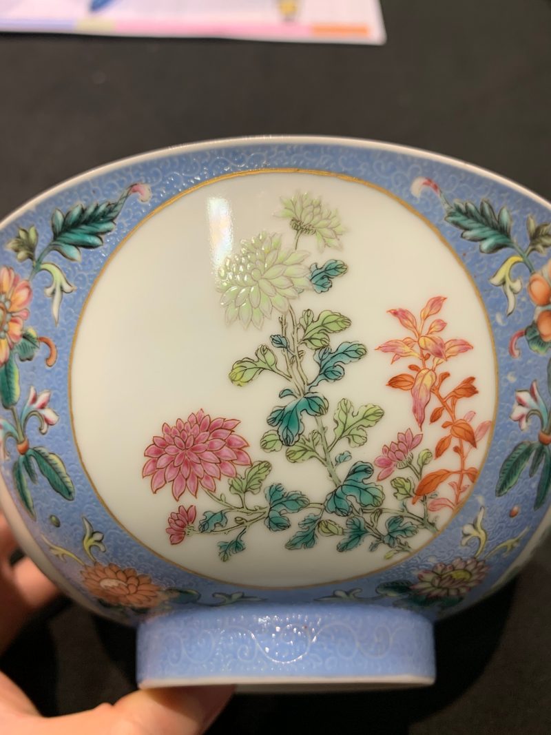 清乾隆 蓝地轧道粉彩开光重阳菊花节令膳碗一对 - 图37
