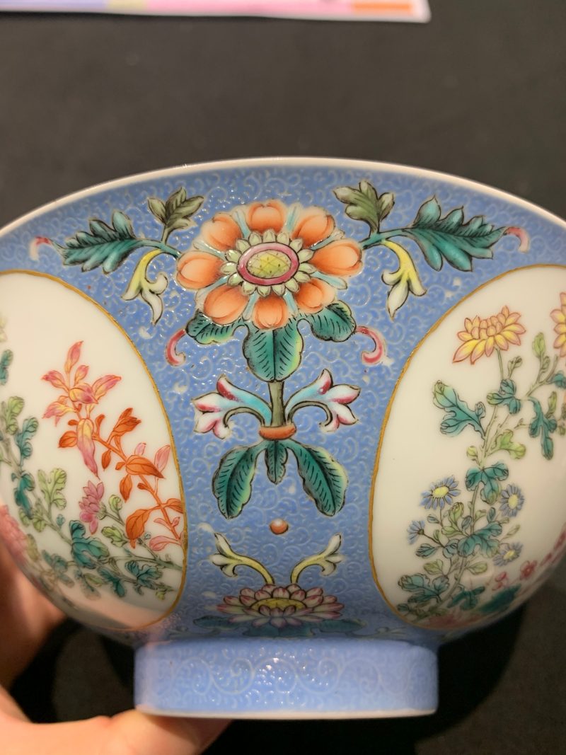 清乾隆 蓝地轧道粉彩开光重阳菊花节令膳碗一对 - 图38
