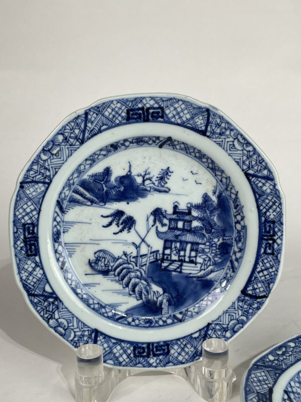 清中期 青花山水纹盘一对 - 图2