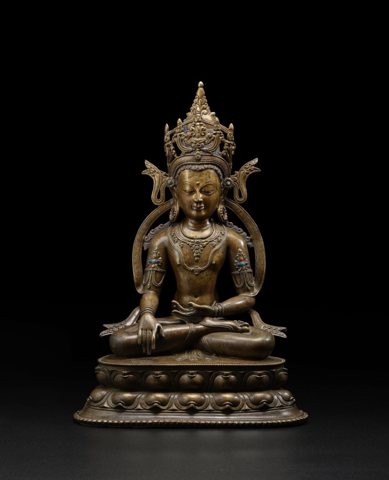 藏中 十三/十四世紀 錯紅銅阿閦佛銅像 | A COPPER INLAID COPPER ALLOY FIGURE OF AKSHOBHYA - 图2