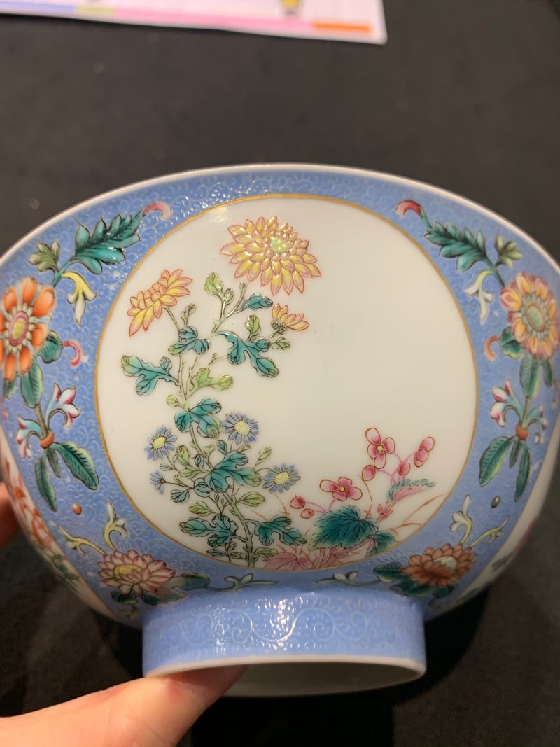 清乾隆 蓝地轧道粉彩开光重阳菊花节令膳碗一对 - 图39