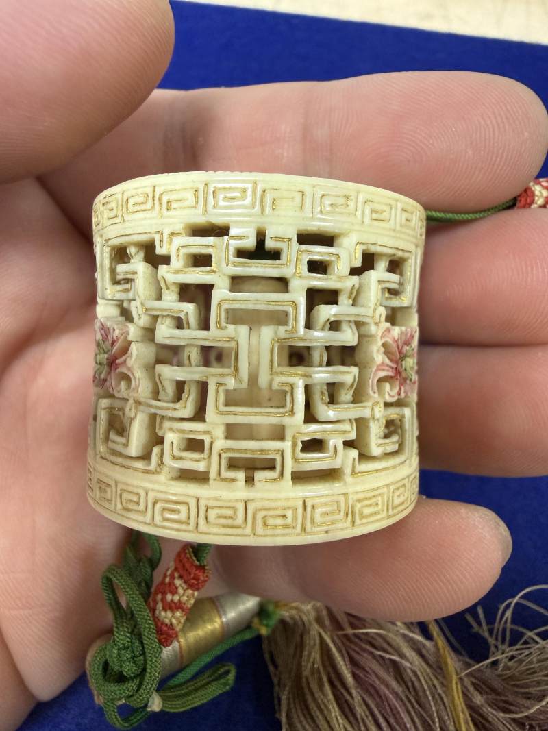 清雍正/乾隆 牙雕加彩描金鏤雕扳指盒 - 图7