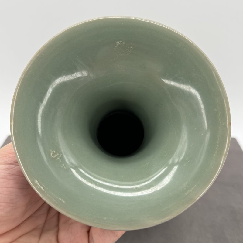 宋 龙泉粉青釉浮雕缠枝牡丹纹凤尾尊 - 图7