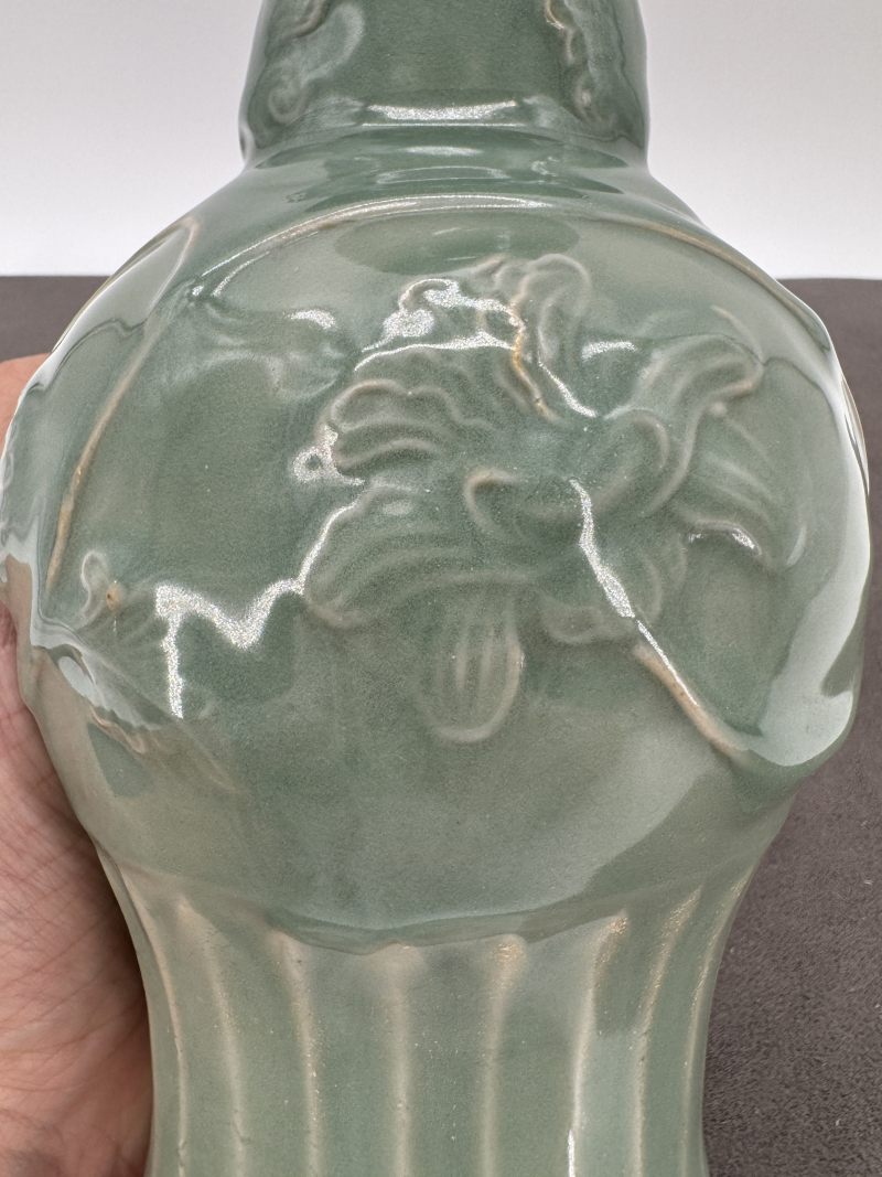 宋 龙泉粉青釉浮雕缠枝牡丹纹凤尾尊 - 图10