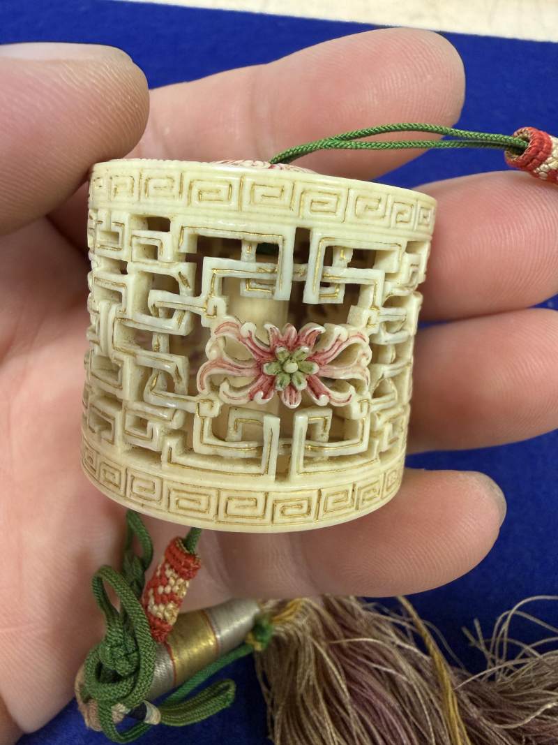 清雍正/乾隆 牙雕加彩描金鏤雕扳指盒 - 图8