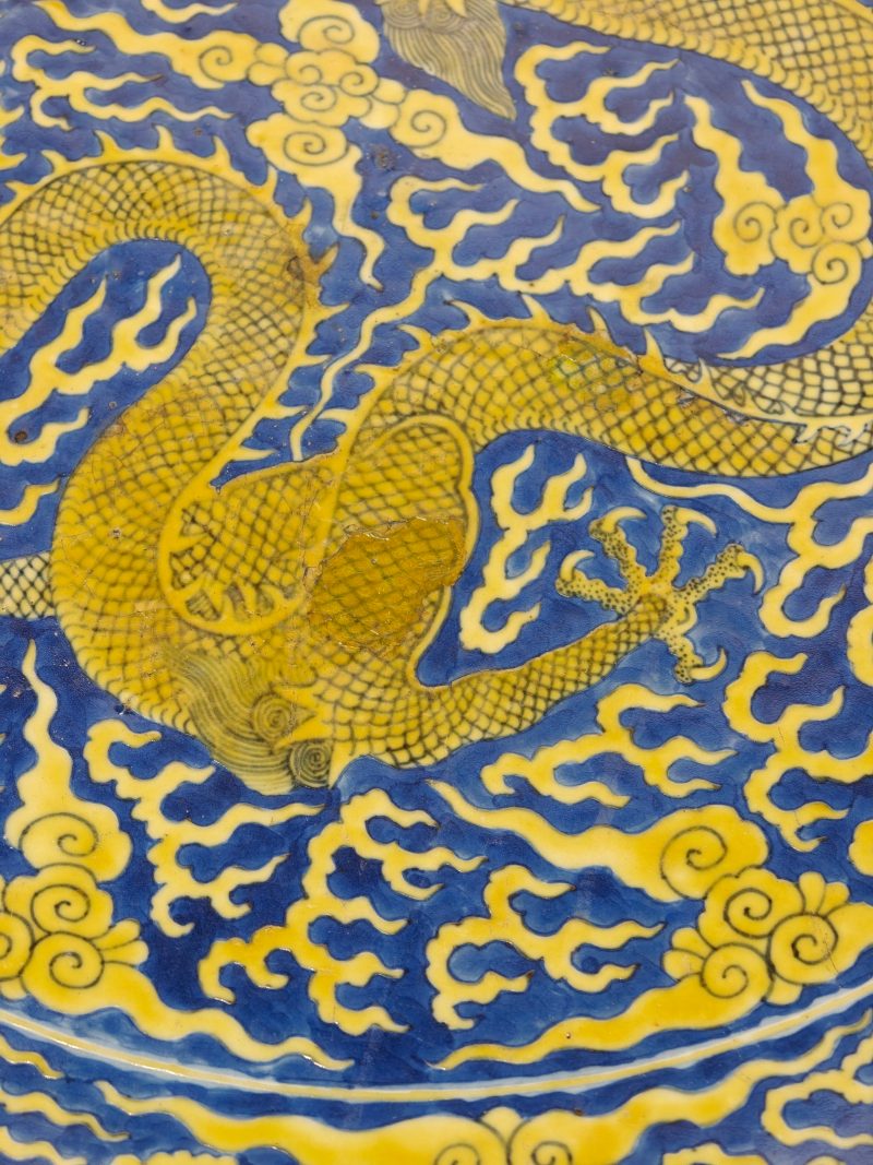 清同治 蓝地黄彩云龙纹大盘 - 图14