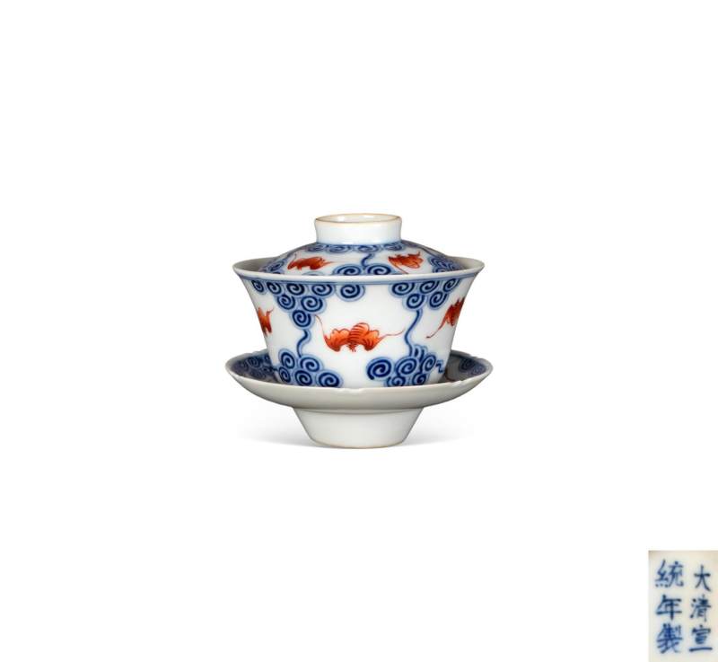    青花矾红云蝠纹盖碗