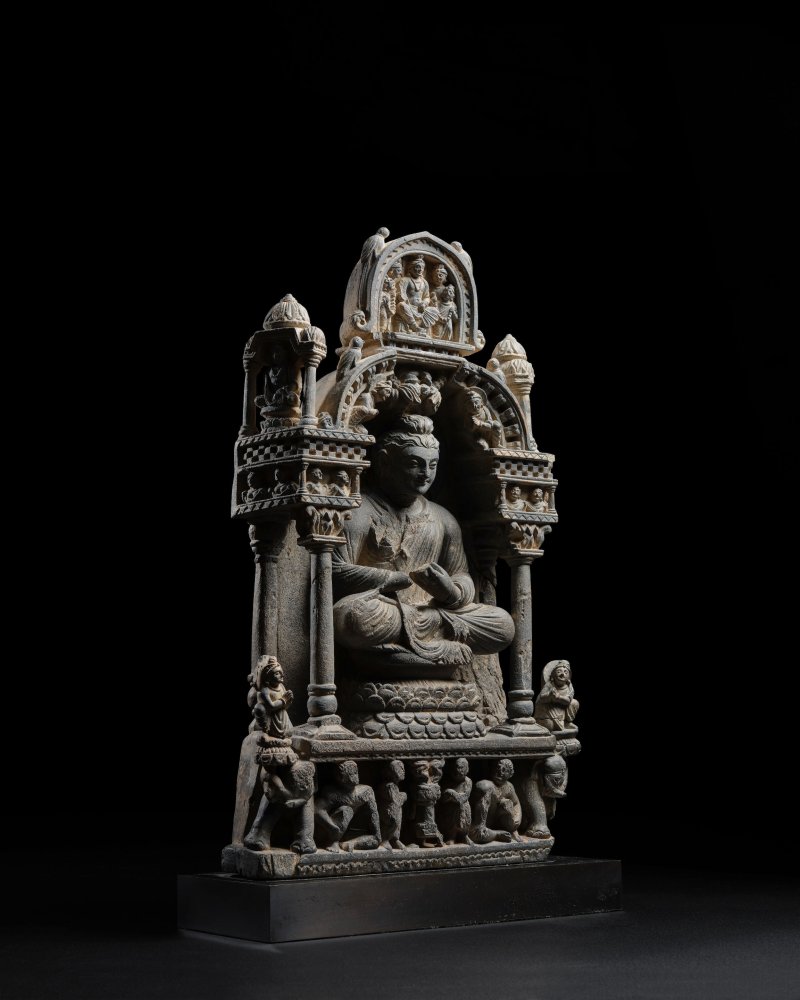 犍陀羅 三/四世紀 片岩說法佛石碑 | A GREY SCHIST GABLE RELIEF WITH THE TEACHING BUDDHA - 图7