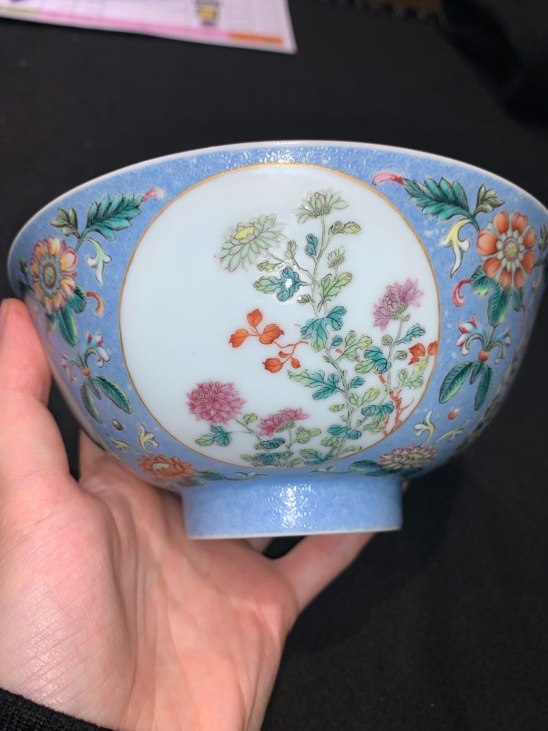 清乾隆 蓝地轧道粉彩开光重阳菊花节令膳碗一对 - 图24