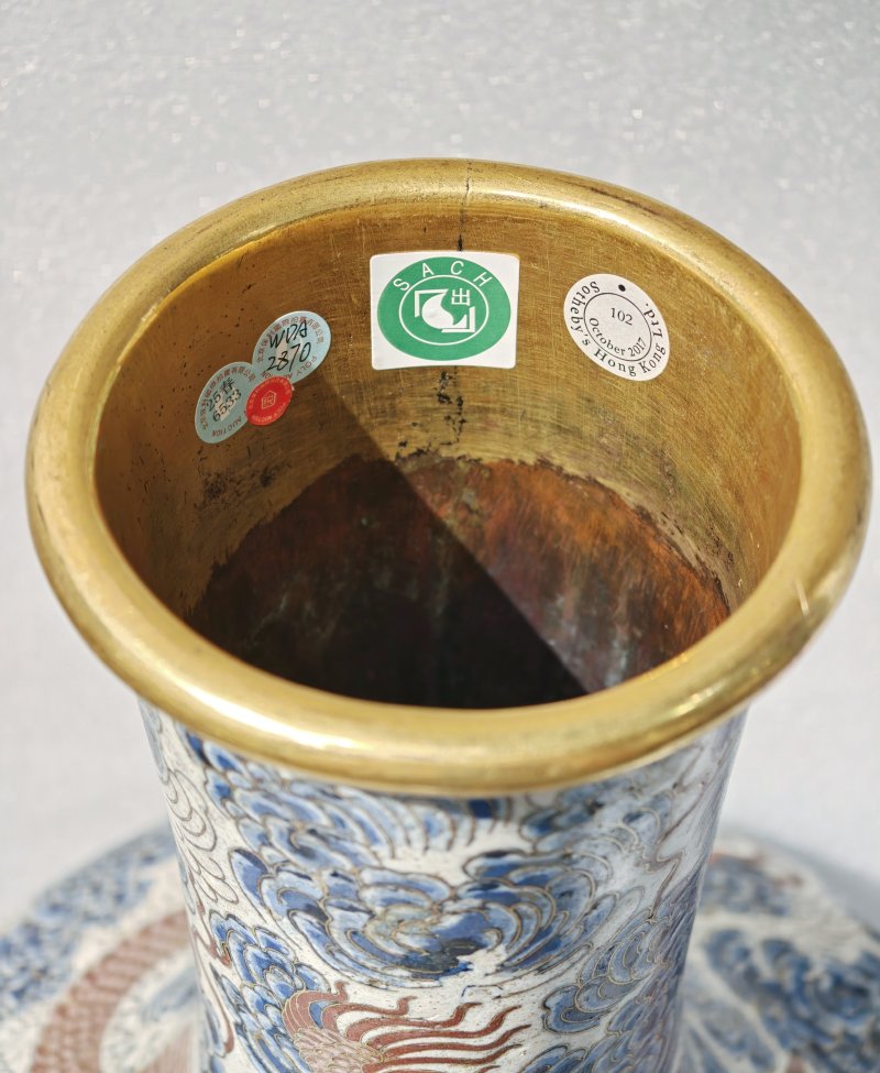 清雍正 铜胎掐丝珐琅仿青花釉里红云龙纹天球瓶 - 图10