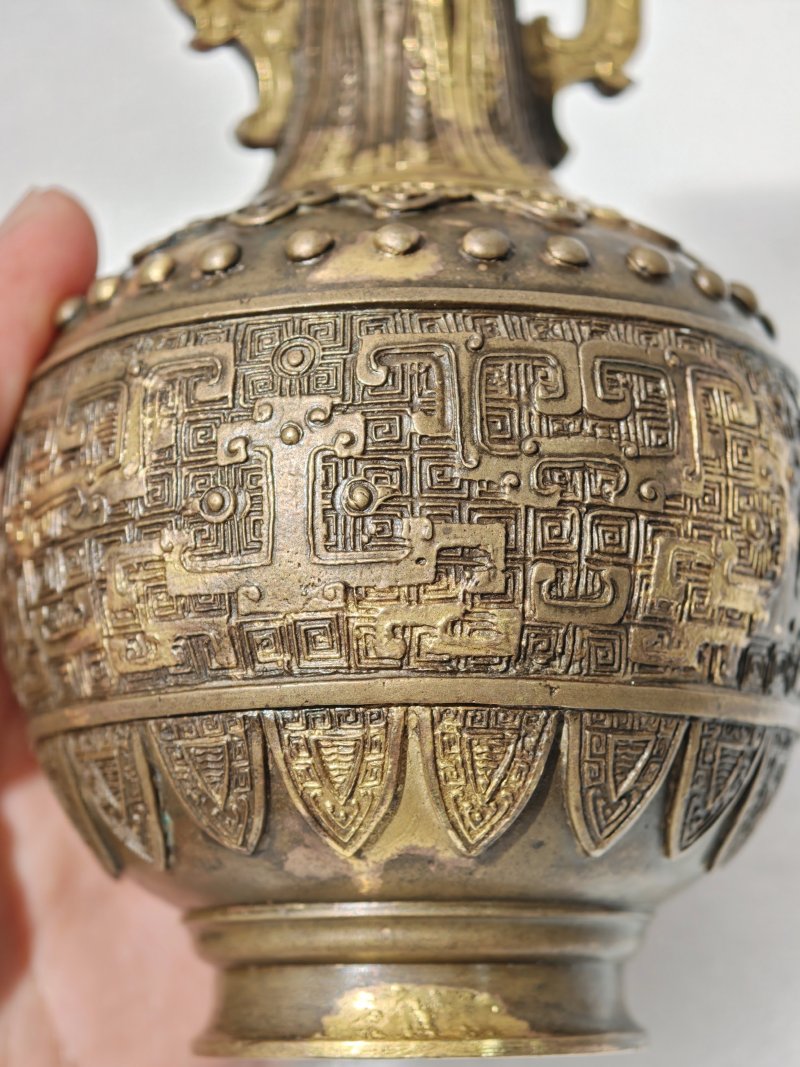 清乾隆 铜局部点金兽面纹夔凤耳瓶 - 图11