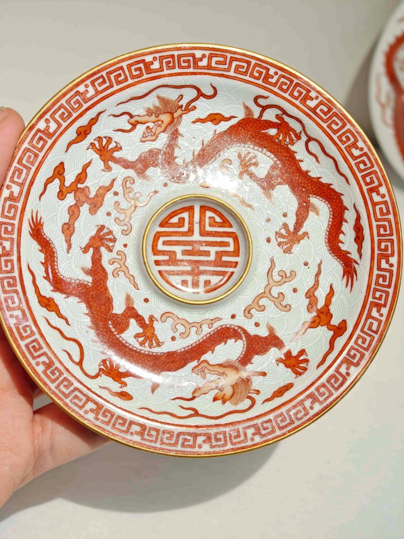 清乾隆 粉彩轧道海水矾红云龙纹盏托一对 - 图11