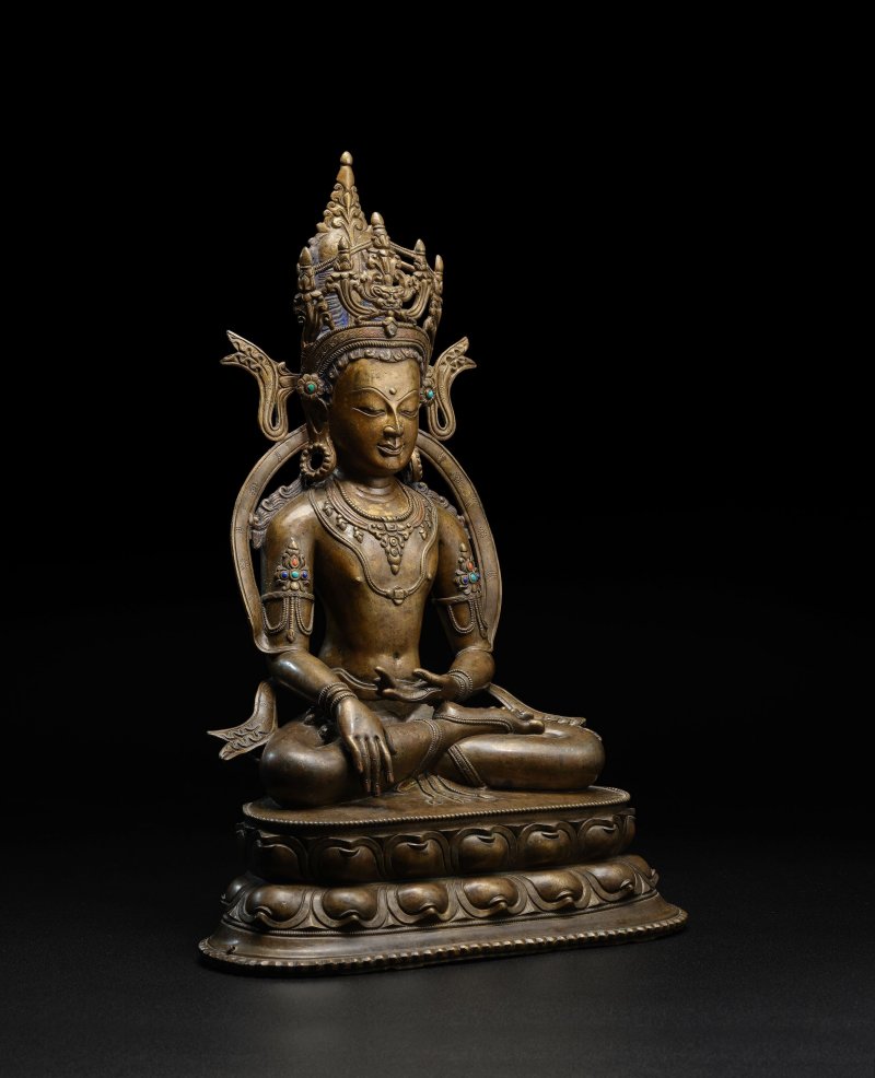 藏中 十三/十四世紀 錯紅銅阿閦佛銅像 | A COPPER INLAID COPPER ALLOY FIGURE OF AKSHOBHYA - 图3