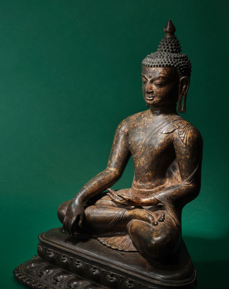 藏中 十二/十三世紀 釋迦牟尼銅像 | A LARGE COPPER ALLOY FIGURE OF SHAKYAMUNI BUDDHA - 图2