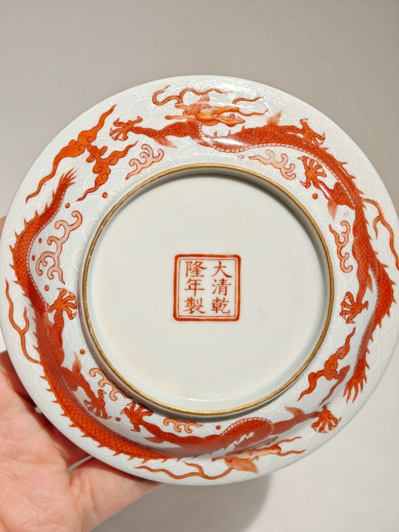 清乾隆 粉彩轧道海水矾红云龙纹盏托一对 - 图12