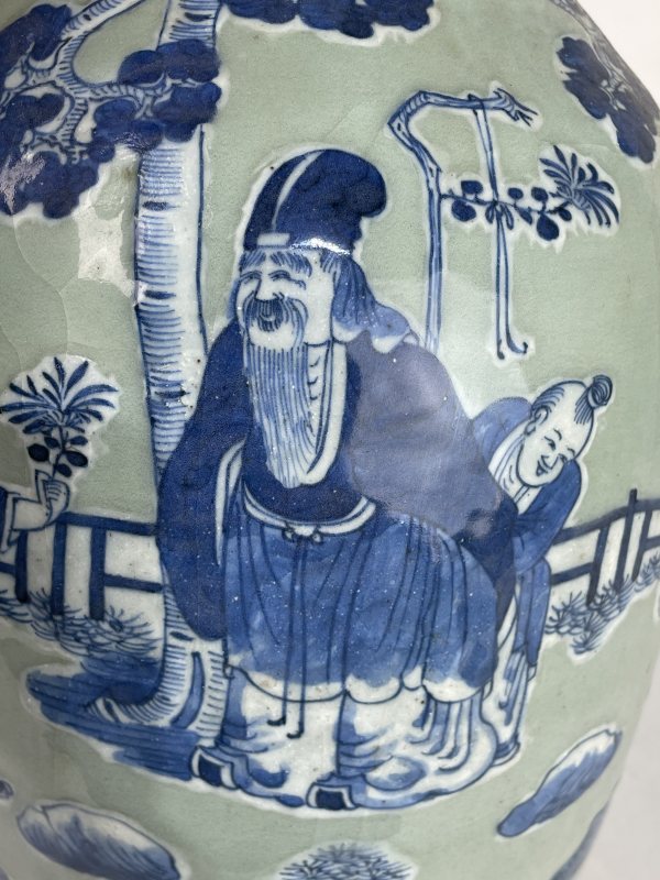 清晚期 豆青釉青花人物纹瓶 - 图6