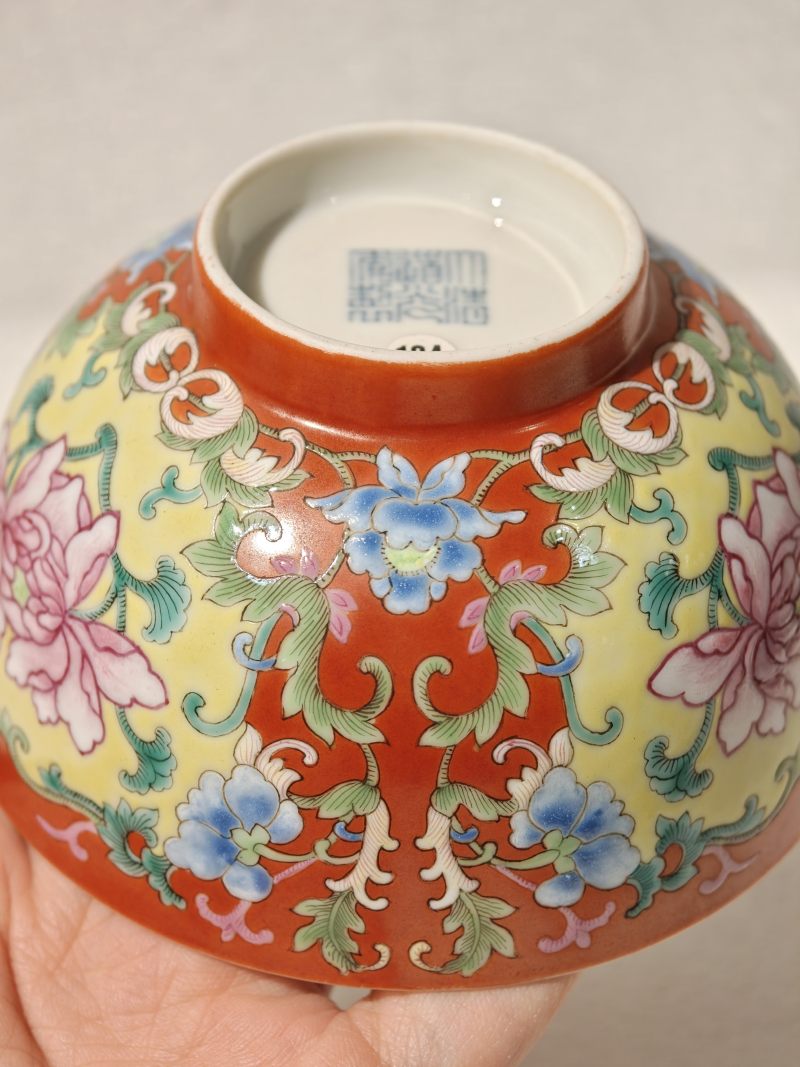 清道光 珊瑚红地洋彩牡丹纹碗 - 图9