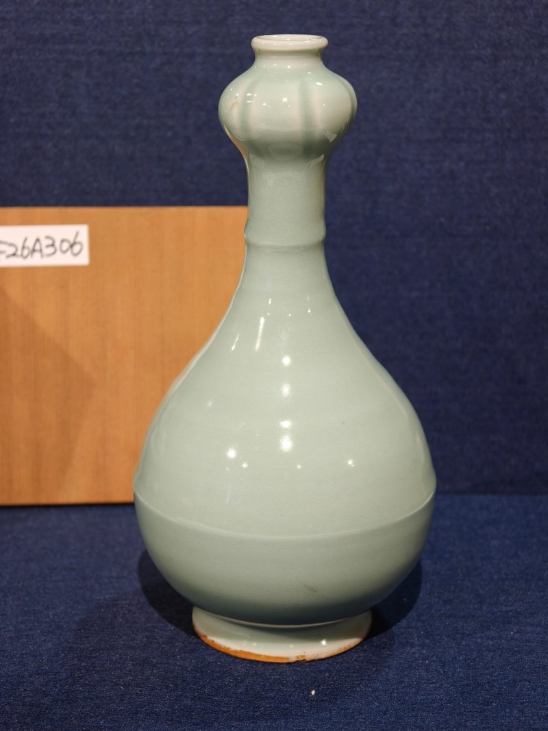 元 龙泉窑青釉蒜头弦纹瓶 - 图3