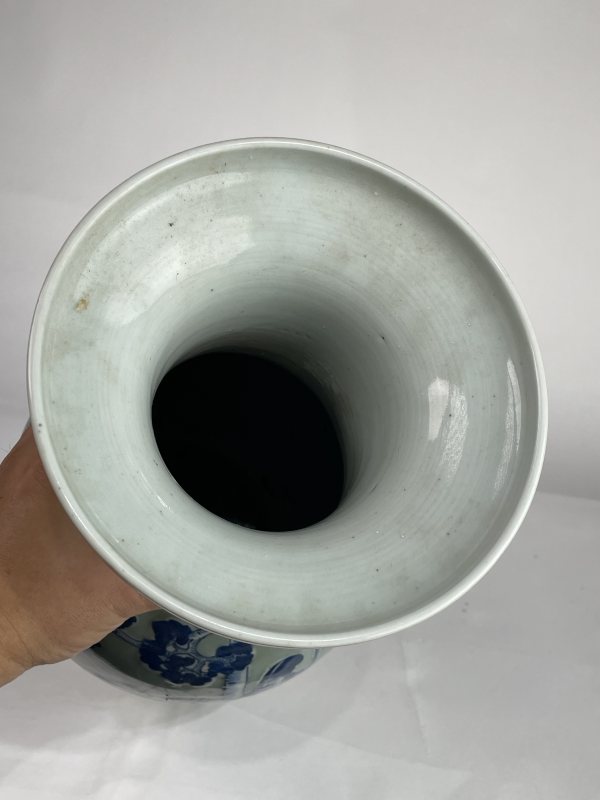 清晚期 豆青釉青花人物纹瓶 - 图7