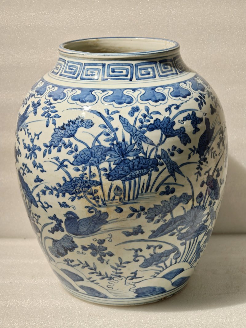 明嘉靖 青花莲池鸳鸯图大罐 - 图2