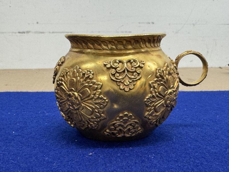 金質寶相花執壺和金質杯一套七件帶原配銅三足承盤 - 图22