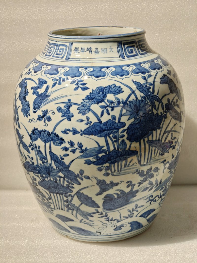 明嘉靖 青花莲池鸳鸯图大罐 - 图4