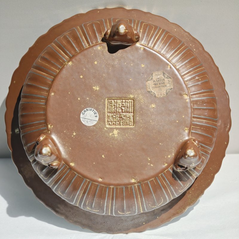清乾隆 仿古铜酱釉描金描银太极图三羊首洗 - 图10