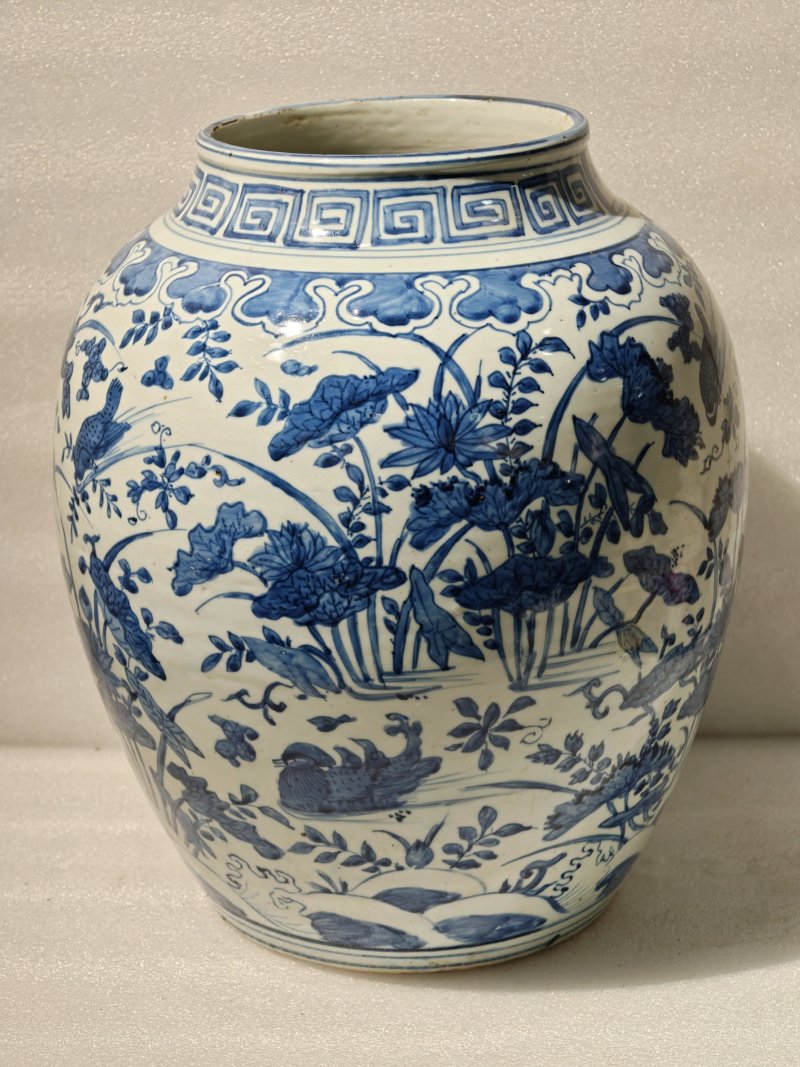 明嘉靖 青花莲池鸳鸯图大罐 - 图3