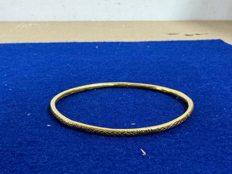金質鑲白玉向日葵紋髮簪和金質網格紋鐲各一對 - 图5