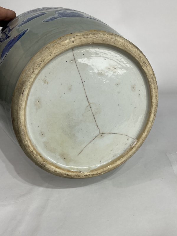 清晚期 豆青釉青花人物纹瓶 - 图8