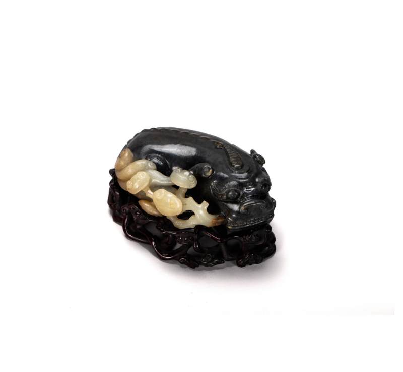    清 和田玉巧雕瑞兽摆件（附座）