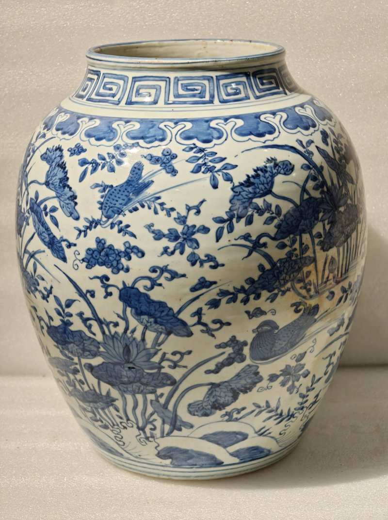 明嘉靖 青花莲池鸳鸯图大罐 - 图5