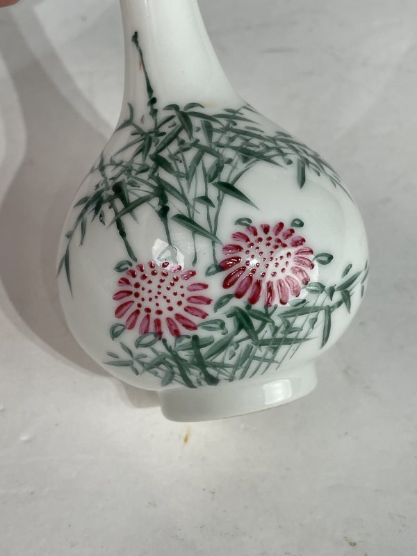 民国 法琅彩花卉纹蒜头瓶 - 图6