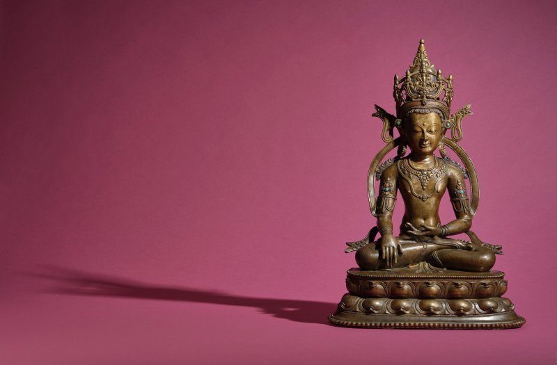 藏中 十三/十四世紀 錯紅銅阿閦佛銅像 | A COPPER INLAID COPPER ALLOY FIGURE OF AKSHOBHYA - 图4