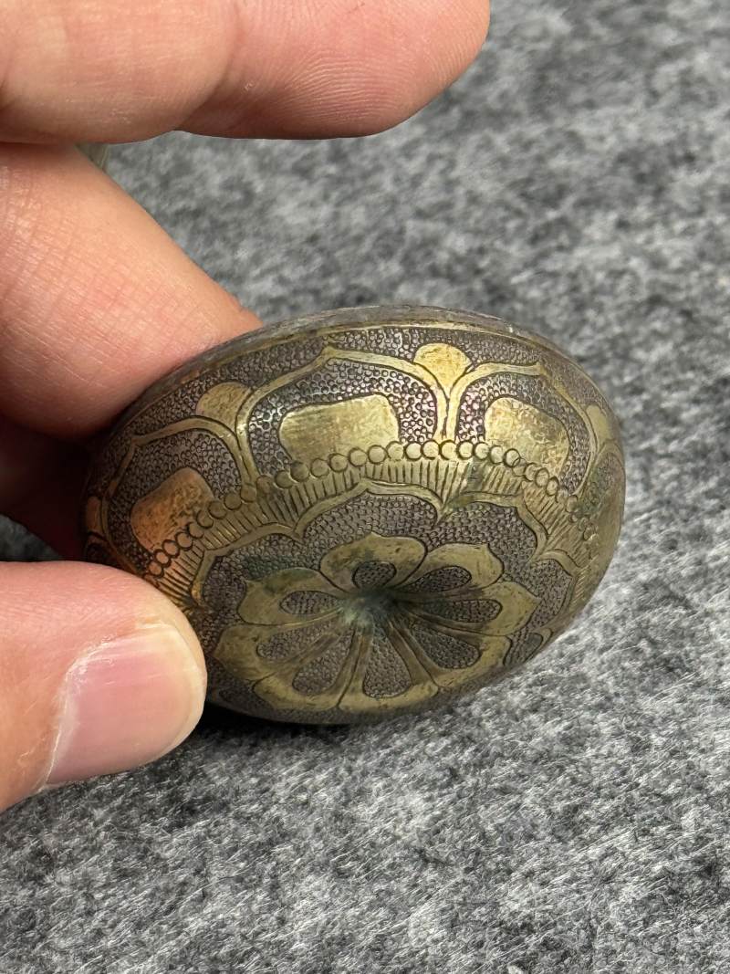 銀鎏金珍珠地花卉紋粉盒 - 图11