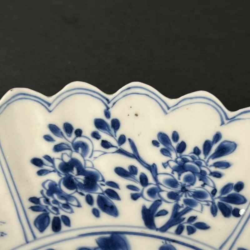清康熙 青花洞石花卉纹菊瓣盘 - 图6