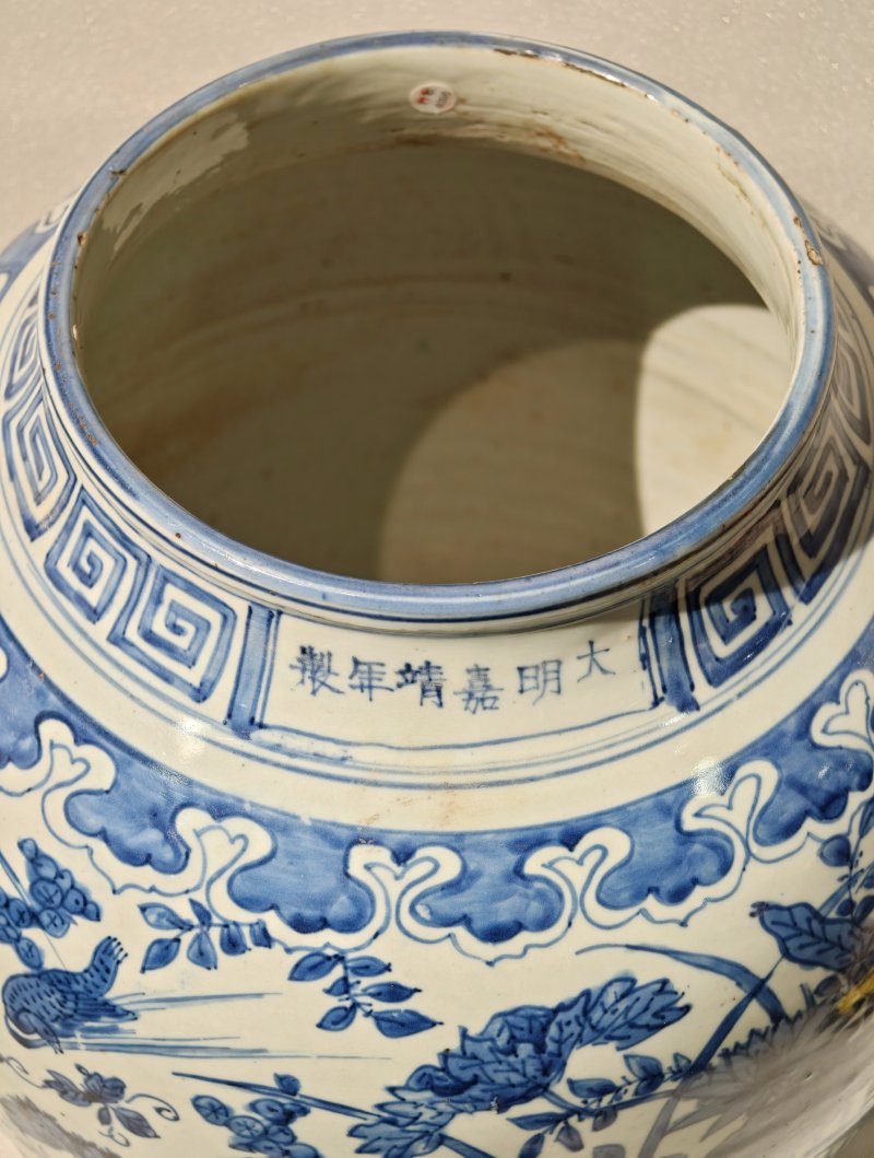 明嘉靖 青花莲池鸳鸯图大罐 - 图7