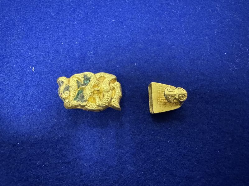 金質鴨嘴形帶鉤和包金螭龍紋帶飾各一件 - 图2