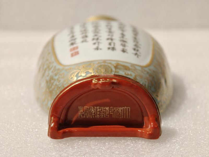 清乾隆 粉青釉凸雕描金御制诗文壁瓶 - 图5