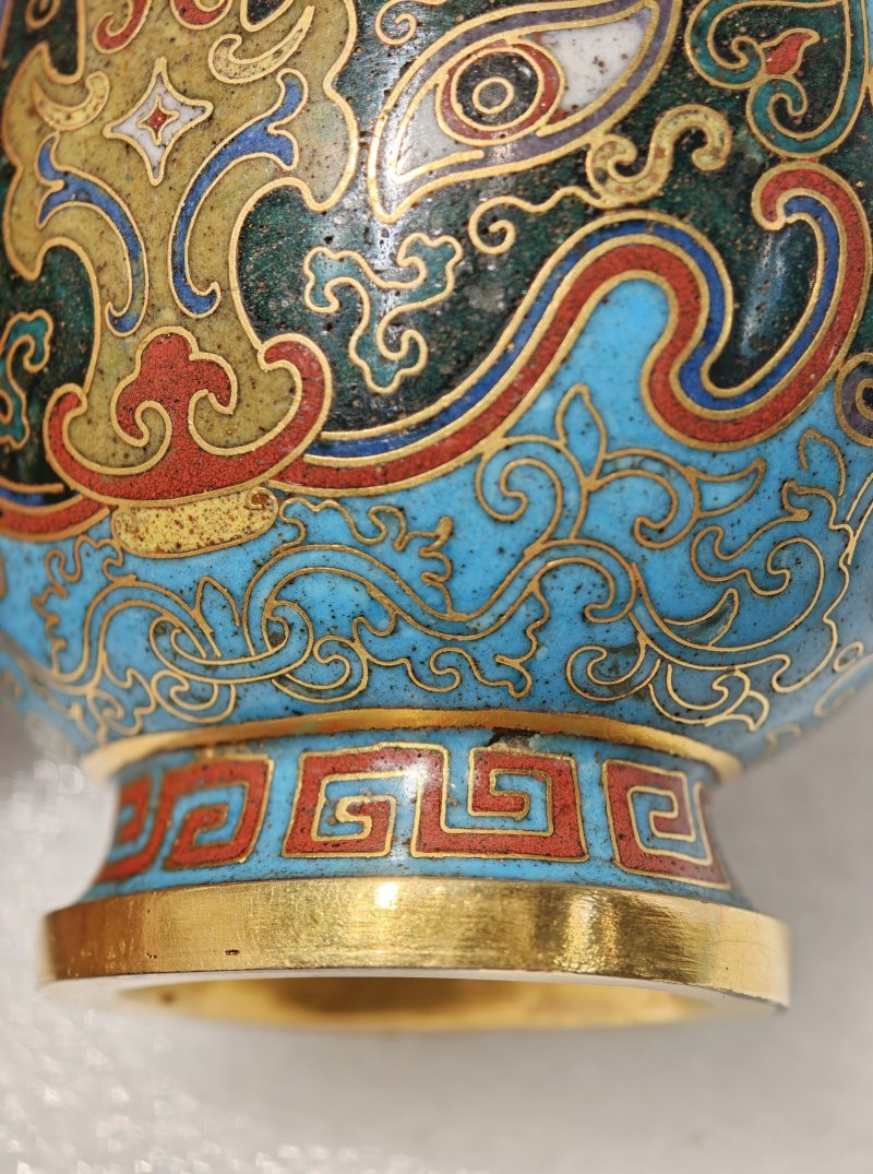 清乾隆 铜胎掐丝珐琅兽面纹贯耳瓶 - 图11