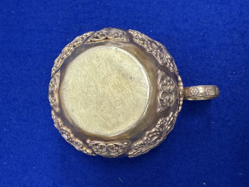 金質寶相花執壺和金質杯一套七件帶原配銅三足承盤 - 图25