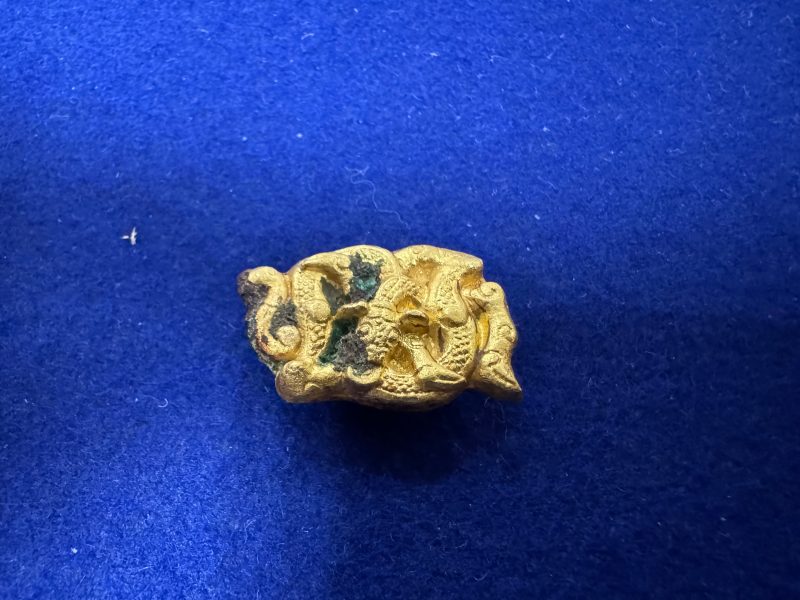 金質鴨嘴形帶鉤和包金螭龍紋帶飾各一件 - 图3