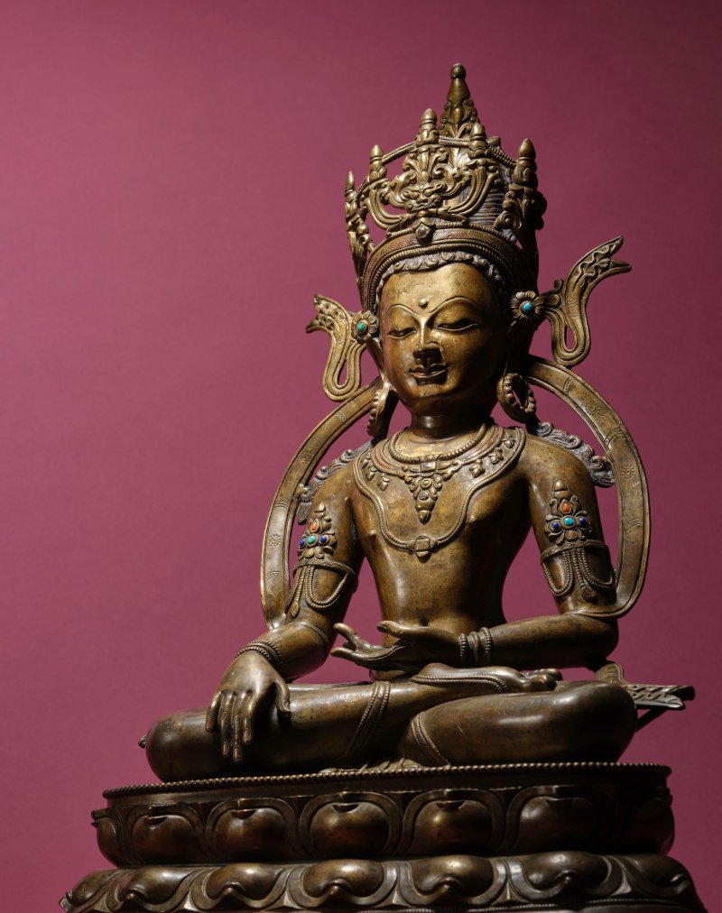 藏中 十三/十四世紀 錯紅銅阿閦佛銅像 | A COPPER INLAID COPPER ALLOY FIGURE OF AKSHOBHYA - 图5