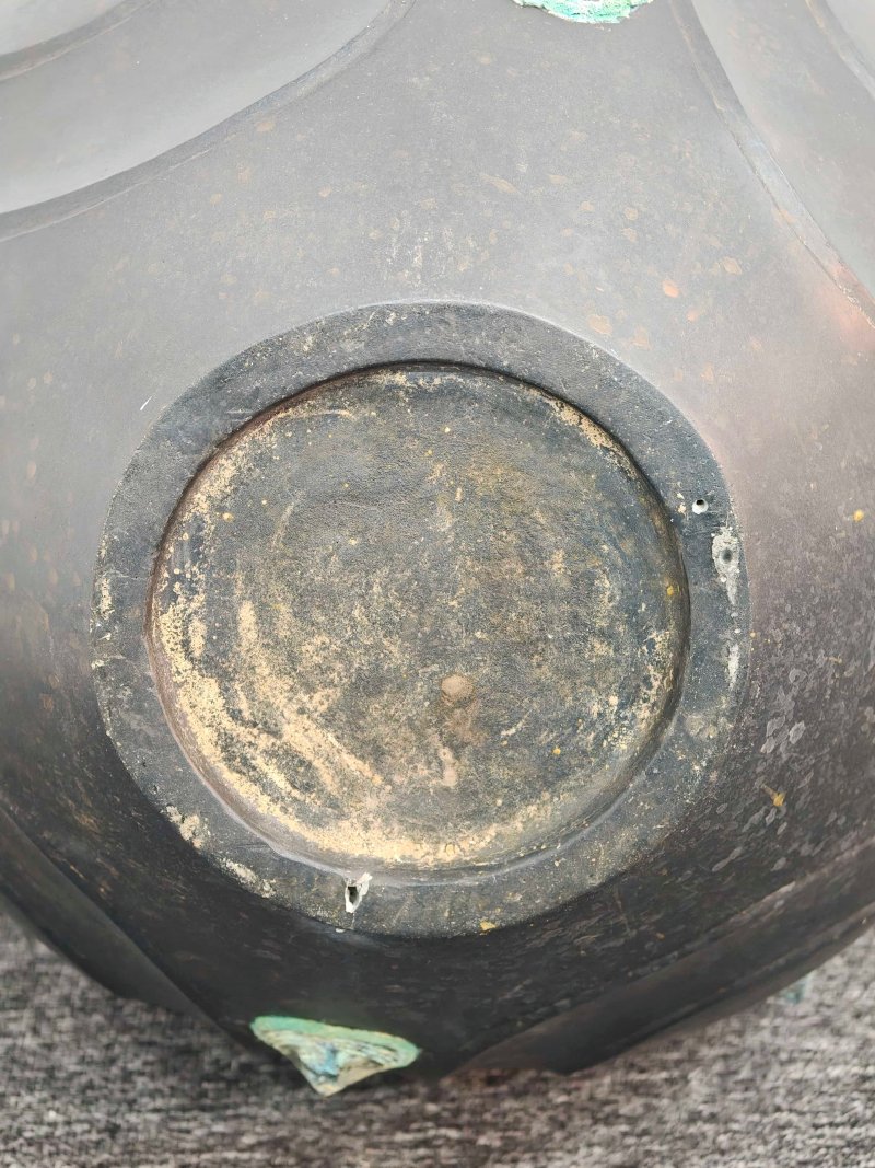 西汉 黑陶嵌青铜泡钉双耳壶 - 图9