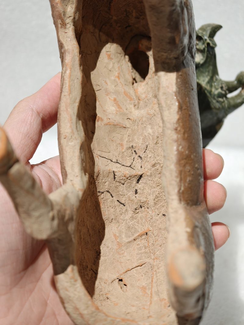 东汉 褐绿釉陶马及牵马俑 - 图33