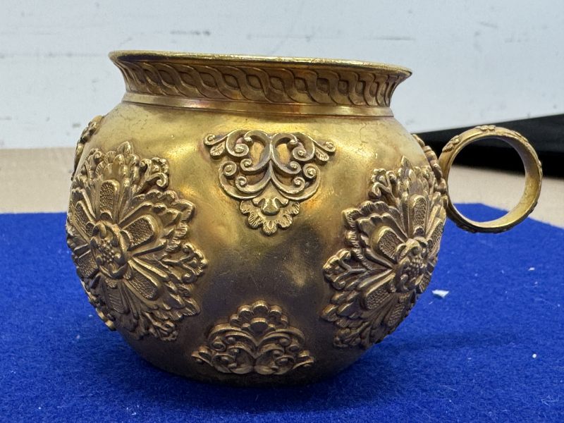 金質寶相花執壺和金質杯一套七件帶原配銅三足承盤 - 图26